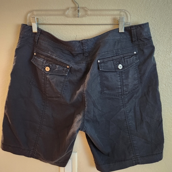 WHBM Black Cargo Bermuda Shorts Size 14 - Picture 5 of 5